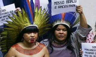A deputada federal Célia Xakriabá e a ministra dos povos indígenas, Sonia Guajajara. (Foto: Lula Marques/Agência Brasil)