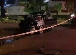 Fita zebrada da polícia e carro ocupado por mãe e filha, que ficou destruído. (Foto: Direto das Ruas)  