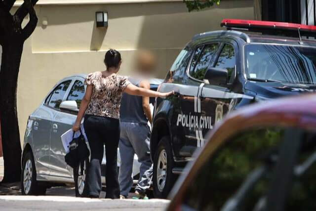 M&atilde;e &eacute; libertada e defesa desabafa: &quot;Ela sustenta os filhos sem nenhuma ajuda&quot;