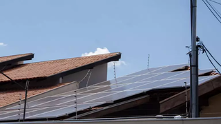 Painel solar em telhado de residência. (Foto: Arquivo/Campo Grande News)