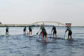 Competidore de stand up paddle nas águas do Rio Paraguai (Foto: Gisele Ribeiro/PMC)