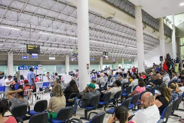 Em &uacute;ltimo dia de Refis, cidad&atilde;os enfrentam fila para renegociar d&iacute;vidas