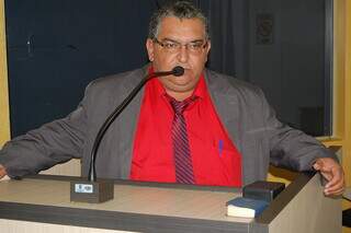Vereador Valter Brito (PSDB) durante trabalho parlamentar em sessão da Câmara Municipal de Amambai (Foto: Assessoria de imprensa)