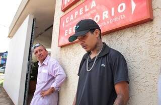  Carlos Miguel (de camiseta preta) e o pai,  avô da menina ao lado (Foto: Paulo Francis) 