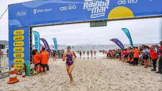 Clarissa Rahe cruzando a linha de chegada da prova Open 400 metros (Foto: Divulgação)