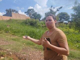 Tatiane Rodrigues mora no bairro há oito anos e relata transtornos recorrentes (Foto: Alison Silva)