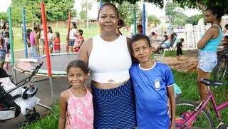 Ana Paula levou os dois filhos para celebrar o Natal na rua. (Foto: Alex Machado)