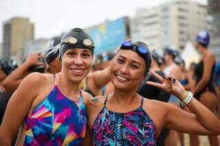 Clarissa ao lado da amiga Karla antes de disputa na praia de Copacabana (Foto: Divulgação)