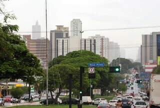 Tempo chuvoso na Avenida Afonso Pena no bairro Amambai, em Campo Grande (Foto: Osmar Daniel Veiga)