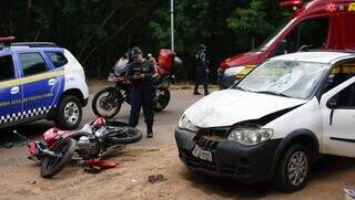 Moto e Fiat Strada parcialmente destruídos após o acidente.