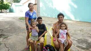 Cleonice com as filhas e a mãe Aline, que mora no Jardim Corcovado. (Foto: Alex Machado)