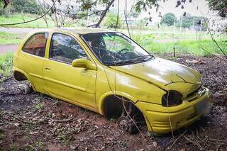 Furtado h&aacute; 4 dias, carro &eacute; encontrado depenado &agrave;s margens de avenida 