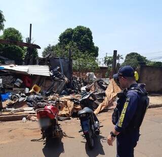 Duas motocicletas foram encontradas no ferro-velho, no bairro Guanandi (Foto: Divulgação)