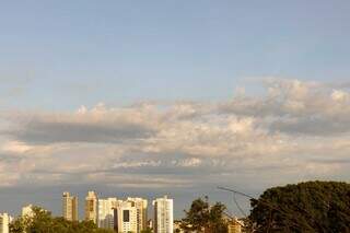 Céu de Campo Grande com algumas nuvens nesta manhã (Foto: Henrique Kawaminami)