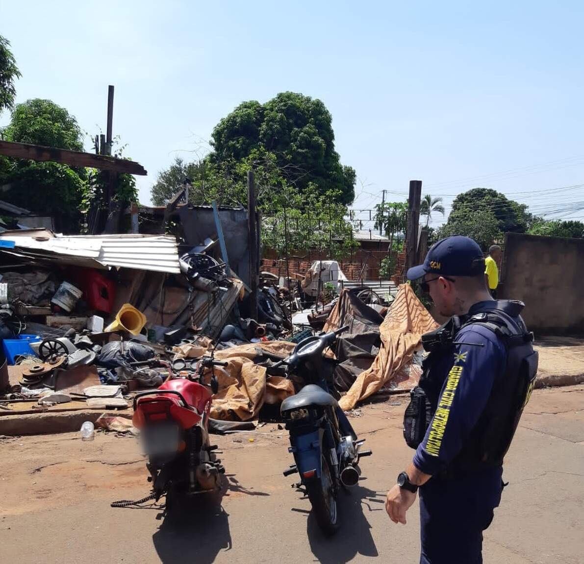 Polícia encontra motos roubadas em ferro-velho e dono é levado para delegacia