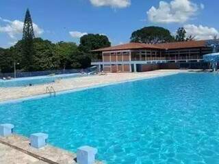 Sol, piscina e muita diversão te esperam no Tênis clube (Foto: Divulgação)