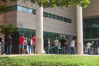 Fila na Central do Cidadão para garantir descontos com o Refis (Foto: Marcos Maluf)