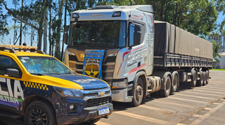 Carreta que foi recuperada pela equipe policial (Foto: divulgação/Polícia Militar Rodoviária) 