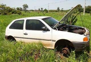 Veículo gol, encontrado abandonado em meio a matagal, sem as rodas (Foto: Henrique Kawaminami)