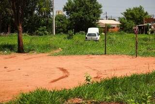 Local onde o veículo foi encontrado abandonado, no Parque do Lageado (Foto: Henrique Kawaminami)