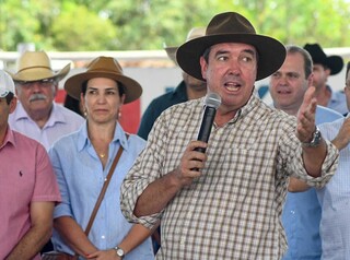 A caráter, governador discursa durante a inauguração (Foto: Bruno Rezende/Governo de MS)