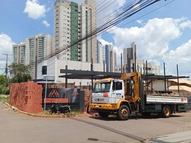 Trabalhador cai de altura de 4 metros em andaime de obra na Capital