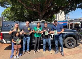 Equipe da Decat e ativistas da causa animal com panfletos de conscientização (Foto: Divulgação)