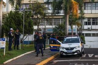 Guardas civis parados em frente ao prédio da Prefeitura de Campo Grande (Foto: Henrique Kawaminami/Arquivo)