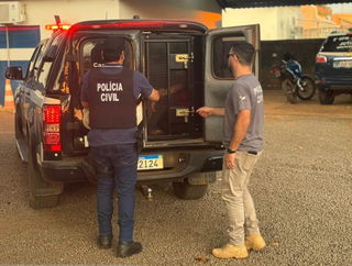 Momento em que um dos envolvidos de participação no crime chegou à delegacia (Foto: divugação / Polícia Civil) 