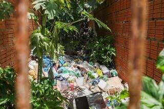 Entrada do quintal da casa está entulhada de lixo que acumulador descartava no espaço (Foto: Henrique Kawaminami)