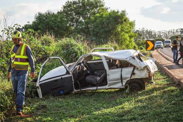 Motorista morre ap&oacute;s ser arremessado 15 metros em acidente na Capital