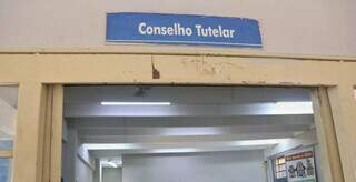 Placa colada na parede indica sala do Conselho Tutelar (Foto: Paulo Francis/Arquivo)