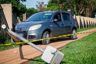 Carro derrubou poste e atingiu muro do Comando Militar do Oeste, na Avenida Duque de Caxias. (Foto: Henrique Kawaminami)