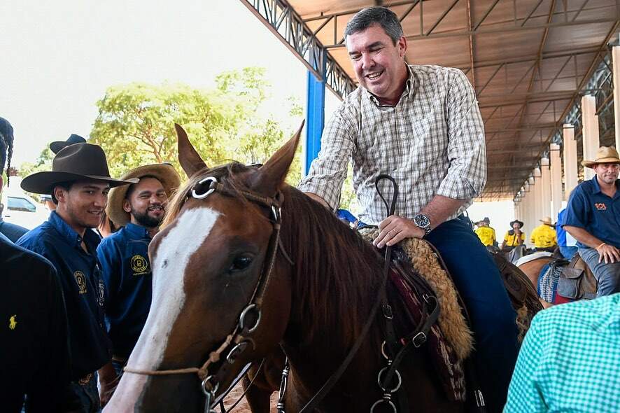 Montado em cavalo, governador inaugura pista de laço comprido na Capital