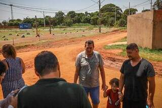 Moradores estão revoltadas com a situação (Foto: Henrique Kawaminami) 