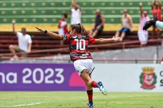 Mariana comemora gol marcado sobre o rival (Foto: Paula Reis/CRF)