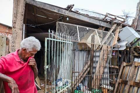 Fogo destrói depósito onde idoso acumulador guarda entulho no Centro-Oeste