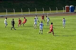 Lance de Comercial, de vermelho, e Costa Rica no primeiro jogo da final (Foto: Esporte MS)