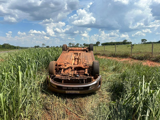 Kia Cerato foi encontrado tombado na MS-040. (Foto: Reprodução/Cenário MS)