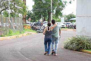 Casal que confundiu horário da prova indo embora da UCDB (Foto: Henrique Kawaminami)