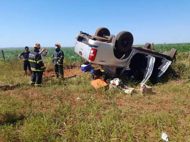 Motorista tenta desviar de objeto e capota camionete em rodovia