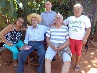 Renato Francisco Lopes, de chapéu, com os familiares (Foto: Arquivo pessoal)