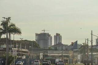 Sol aparece forte nesta manhã de domingo na Capital (Foto: Henrique Kawaminami)