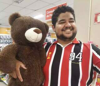 Rodrigo feliz, com um ursão de pelúcia nos braços. (Foto: rede social)