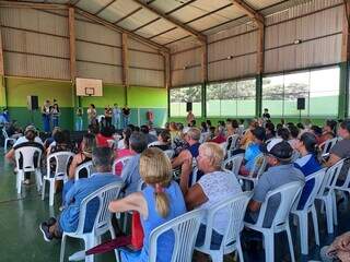 Moradores do Aero Rancho aguardando por entrega de títulos (Foto: Álvaro Rezende/ Divulgação)