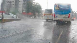 Chuva na Avenida Ernesto Geisel, em Campo Grande, nesta segunda (Foto: Alex Machado)