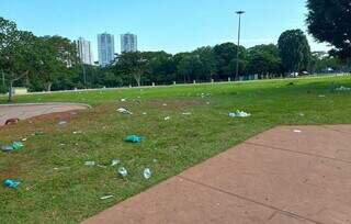 Lixo deixado por frequentadores revolta quem usa o parque nas segundas-feiras (Foto: Arquivo Pessoal)