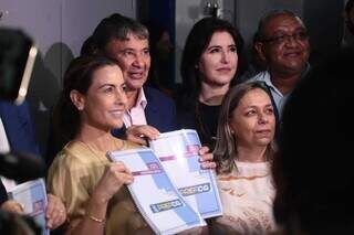 Senadora Soraya Thronicke mostra relatório da SAS; atrás, os ministros Wellington Dias e Simone Tebet (Foto: Marcos Maluf)