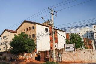 Fachada do residencial Atenas, conhecido como &#34;Carandiru&#34;, localizado na Rua Jamil Basmage, na Mata do Jacinto (Foto: Henrique Kawaminami)