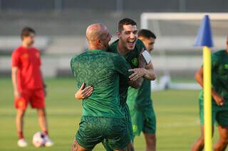 Nino e Felipe Melo em treino descontraído do Fluminense (Foto: Marcelo Gonçalves/FFC)